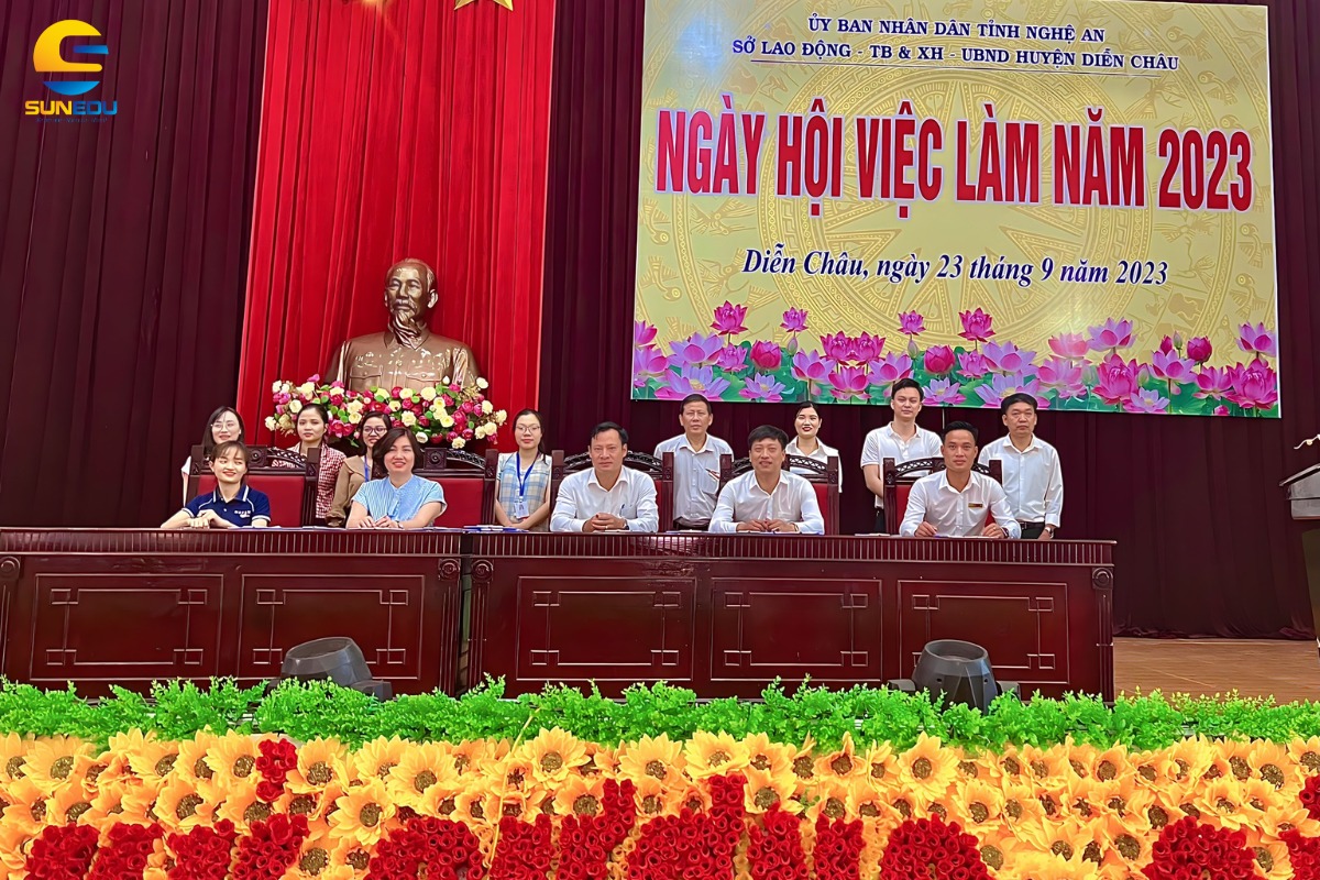 Đại diện văn phòng SunEdu Nghệ An cùng các doanh nghiệp trong ngày hội